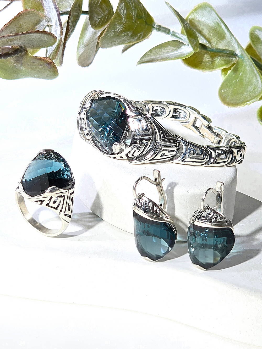 Серебряные серьги ETERI с синтетическим кварцем
