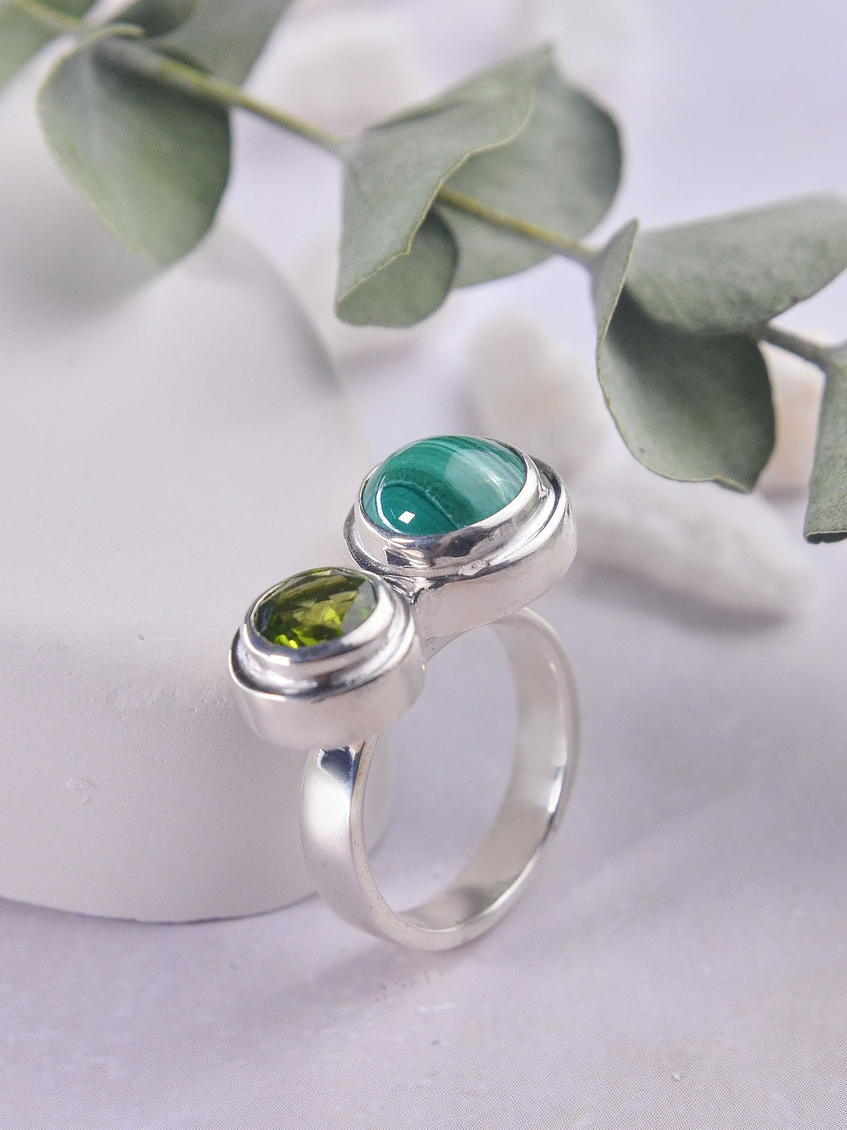 Серебряное кольцо ETERI с малахитом и хризолитом