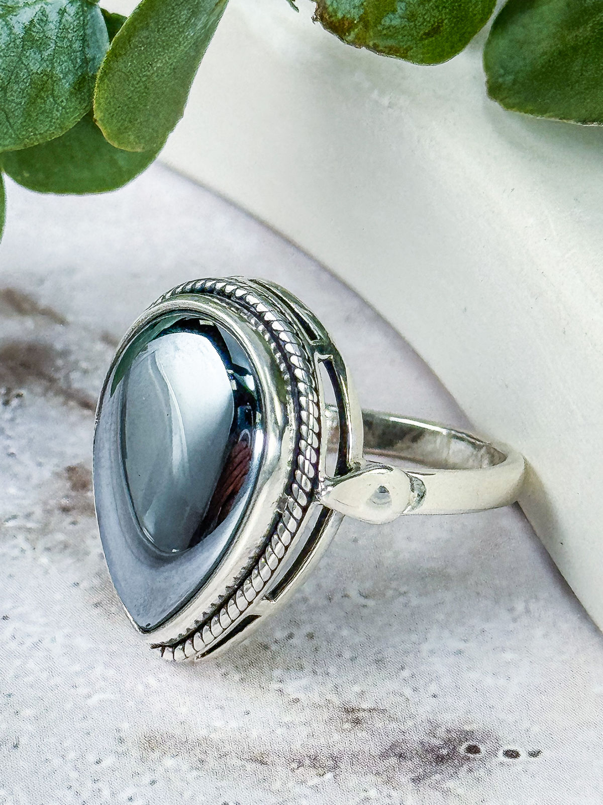 Серебряное кольцо ETERI с гематитом
