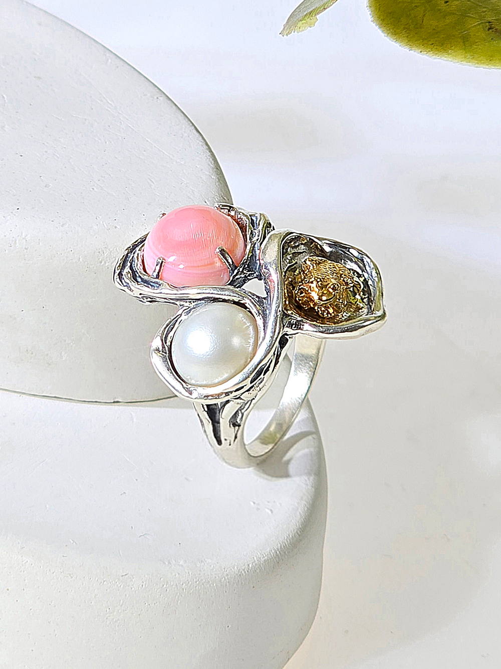 Серебряное кольцо ETERI с розовым кораллом и жемчугом
