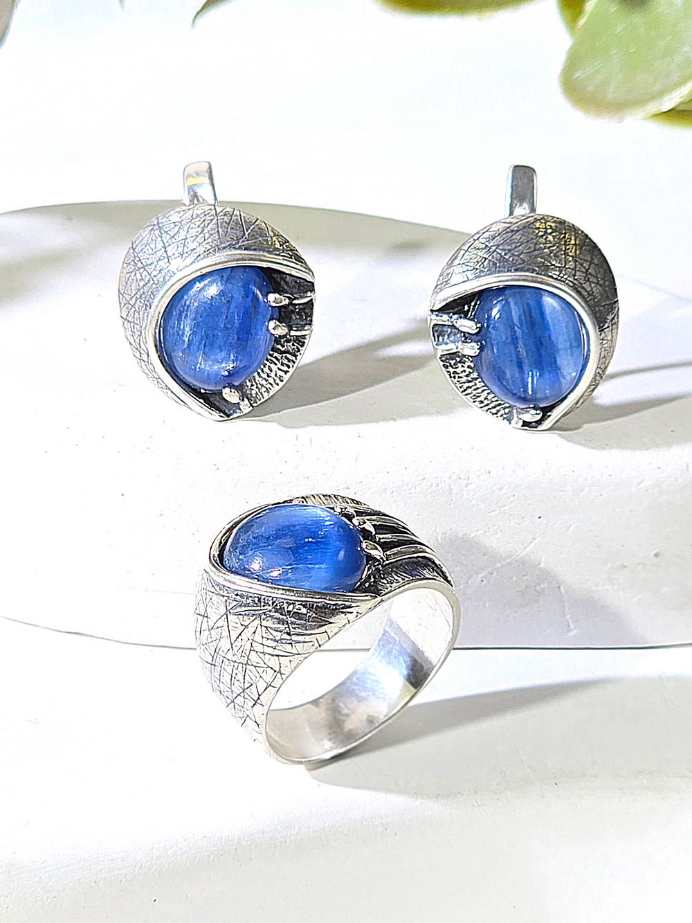 Серебряное кольцо ETERI с кианитом