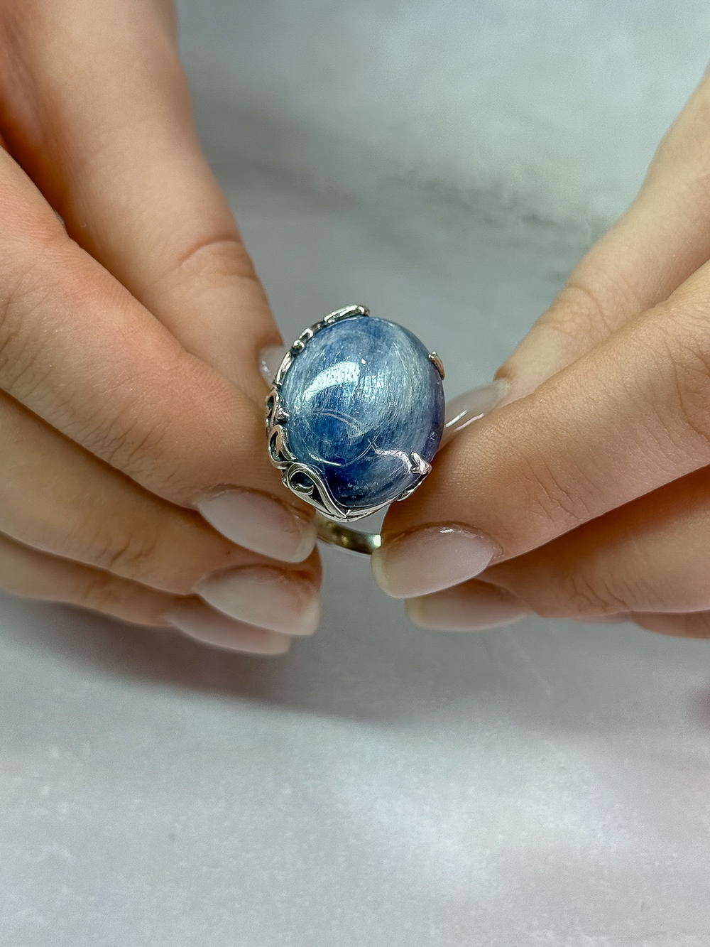 Серебряное кольцо с кианитом