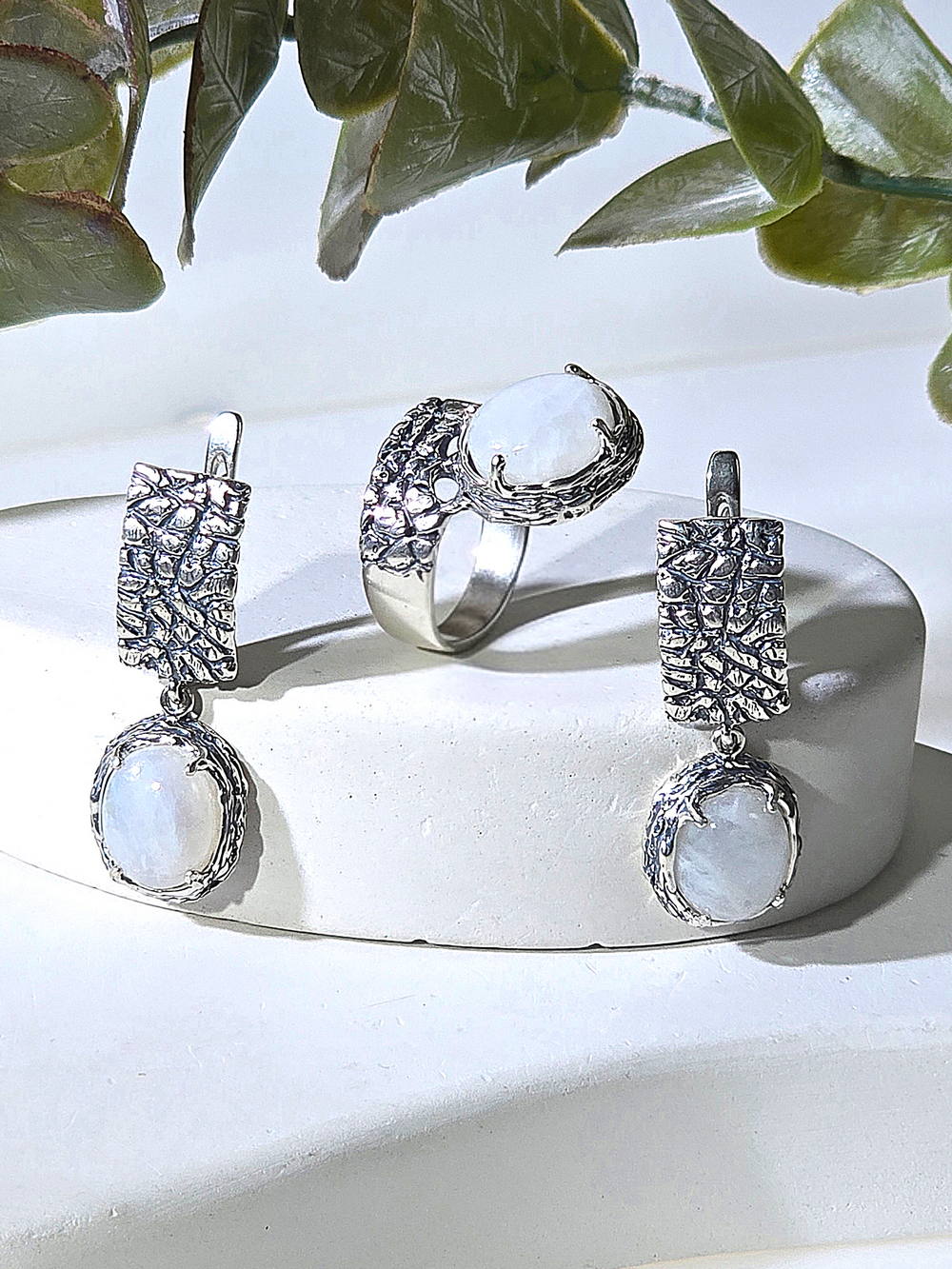 Серебряное кольцо ETERI с адуляром