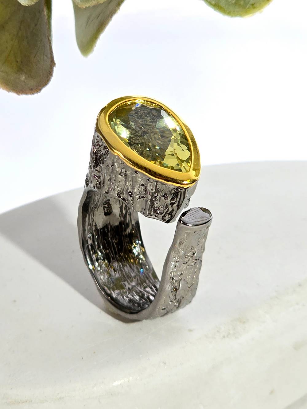 Серебряное кольцо с топазами