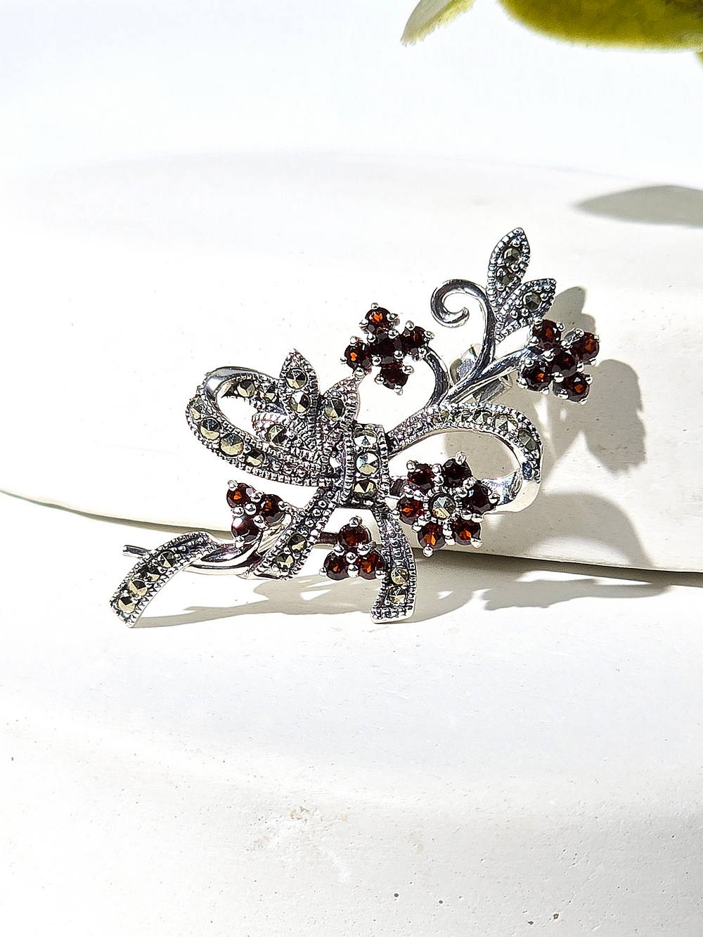 Серебряная брошь ALEXANDRE VASSILIEV с марказитами Swarovski и гранатами