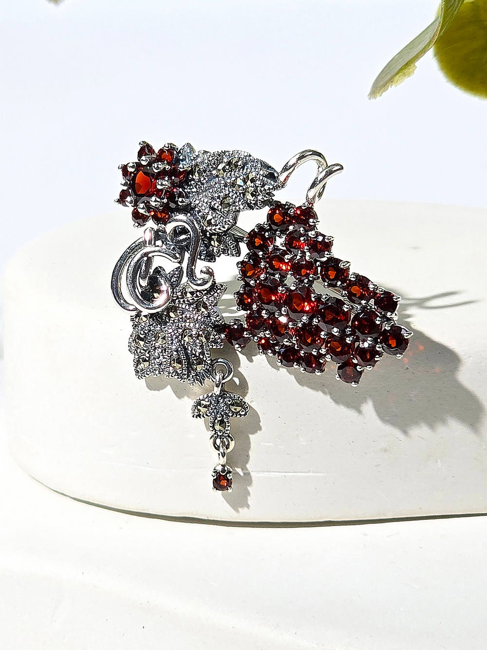 Серебряная брошь ALEXANDRE VASSILIEV с марказитами Swarovski и гранатами