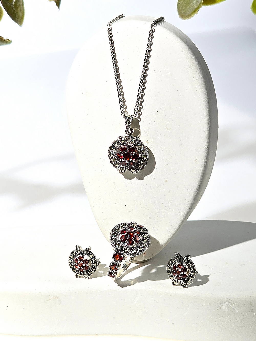 Серебряные серьги ALEXANDRE VASSILIEV с гранатами и марказитами Swarovski