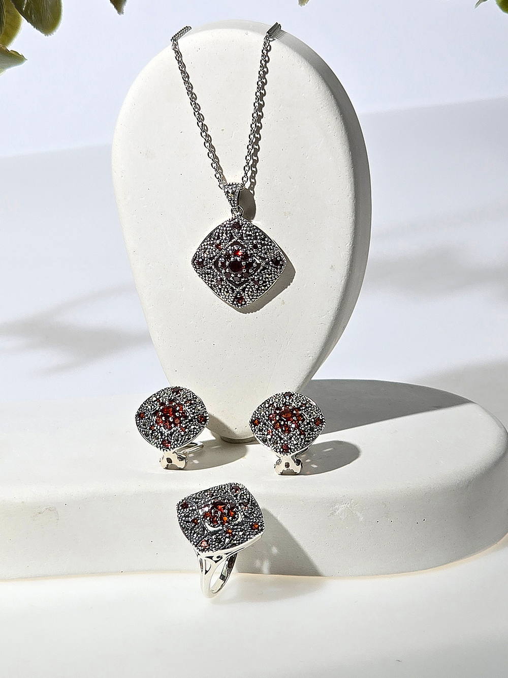 Серебряные серьги ALEXANDRE VASSILIEV с гранатами и марказитами Swarovski