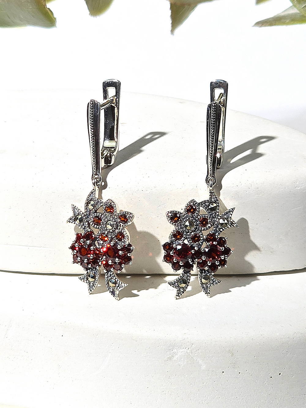 Серебряные серьги ALEXANDRE VASSILIEV с гранатами и марказитами Swarovski