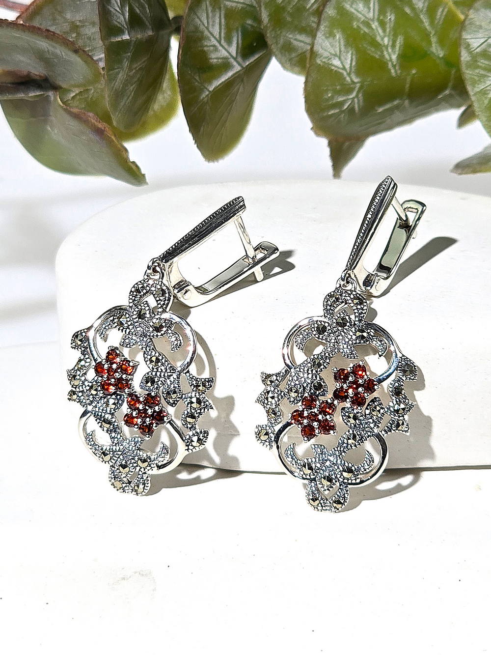 Серебряные серьги ALEXANDRE VASSILIEV с гранатами и марказитами Swarovski
