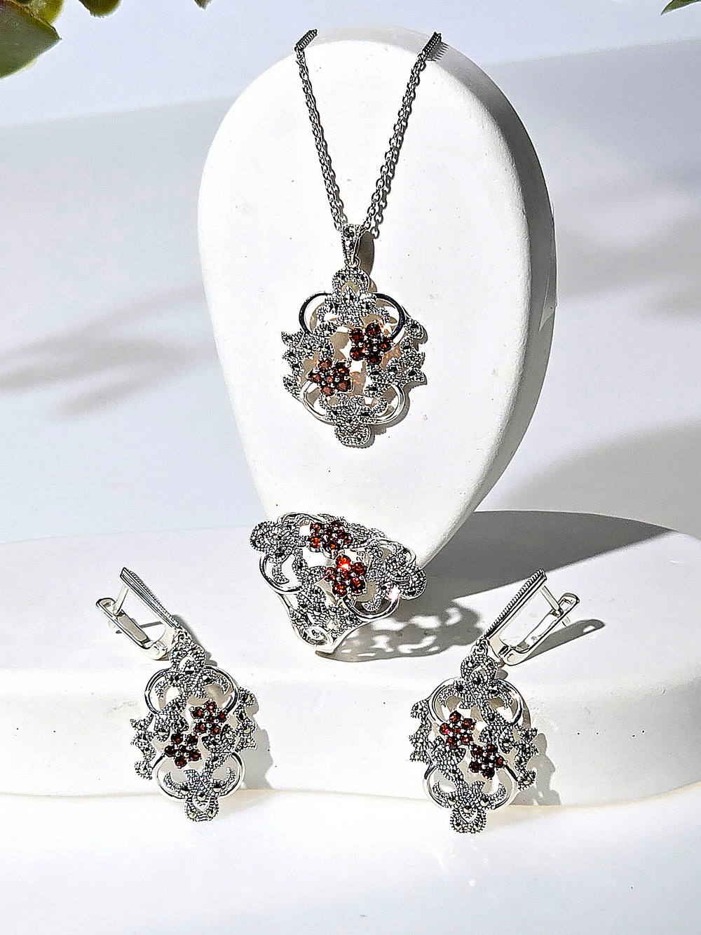 Серебряные серьги ALEXANDRE VASSILIEV с гранатами и марказитами Swarovski