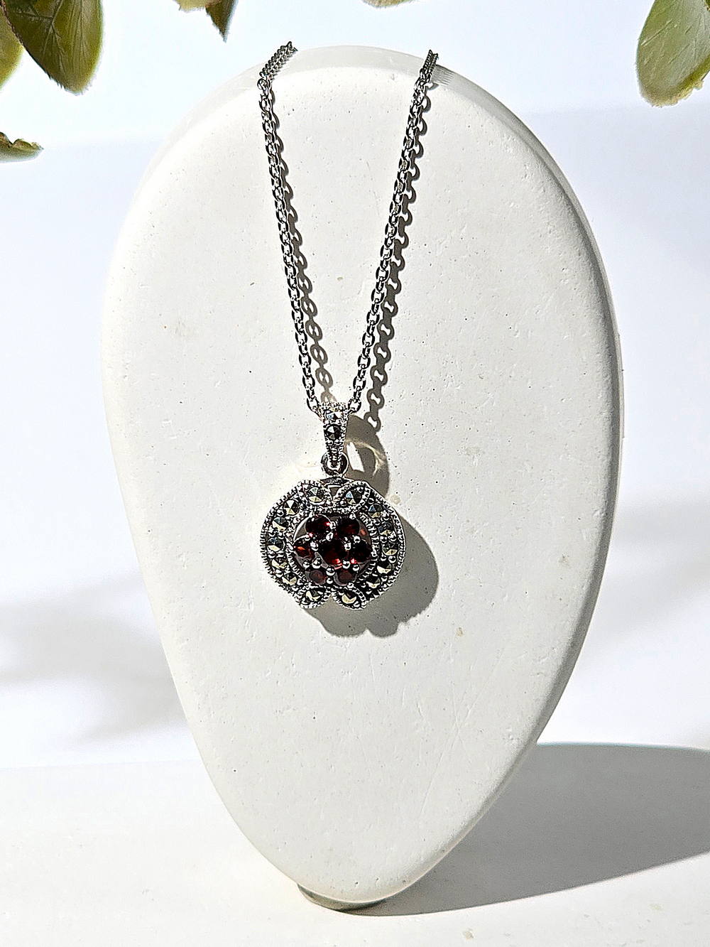 Кулон на цепи ALEXANDRE VASSILIEV с гранатами и марказитами Swarovski