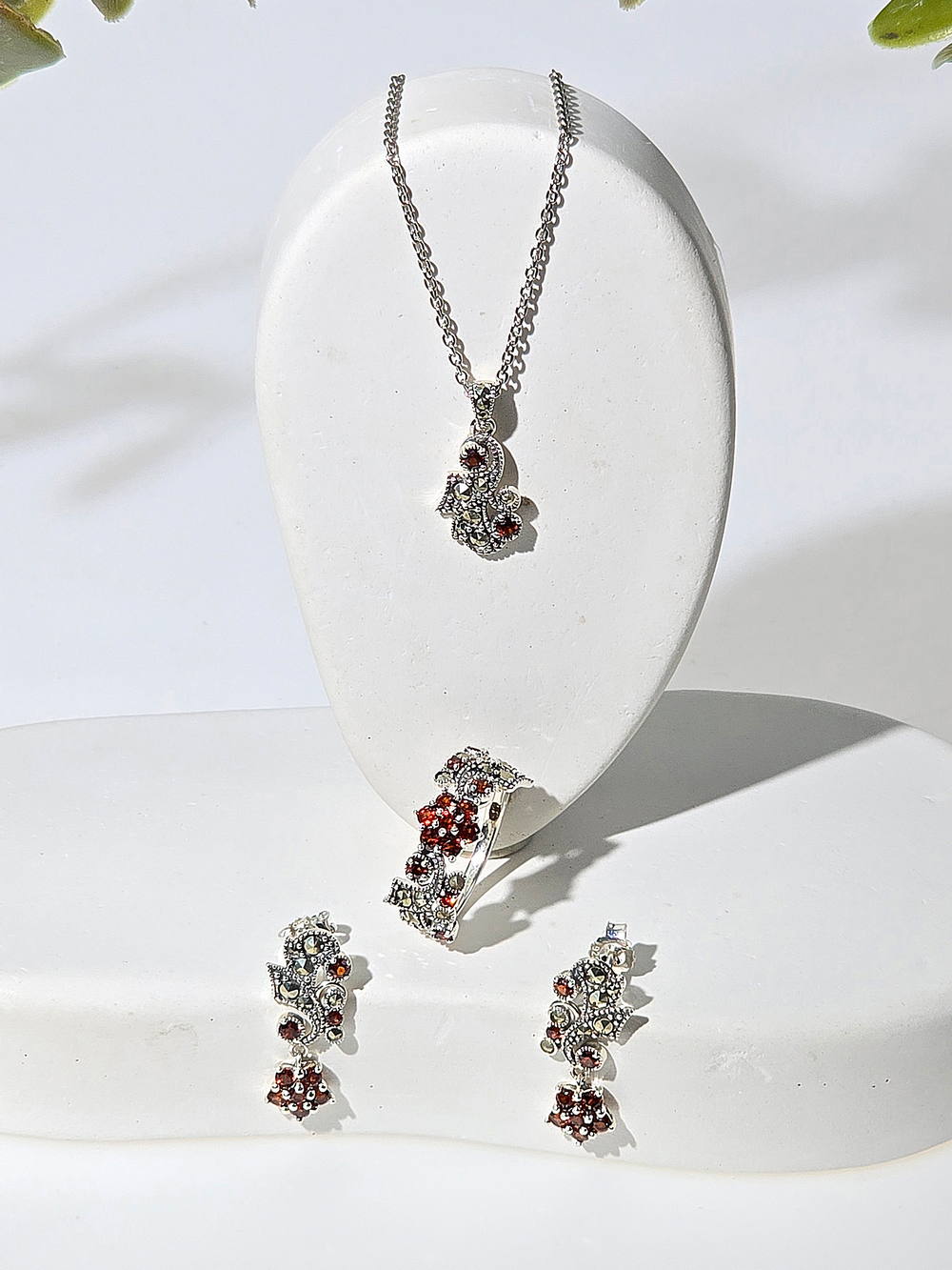 Кулон на цепи ALEXANDRE VASSILIEV с гранатами и марказитами Swarovski