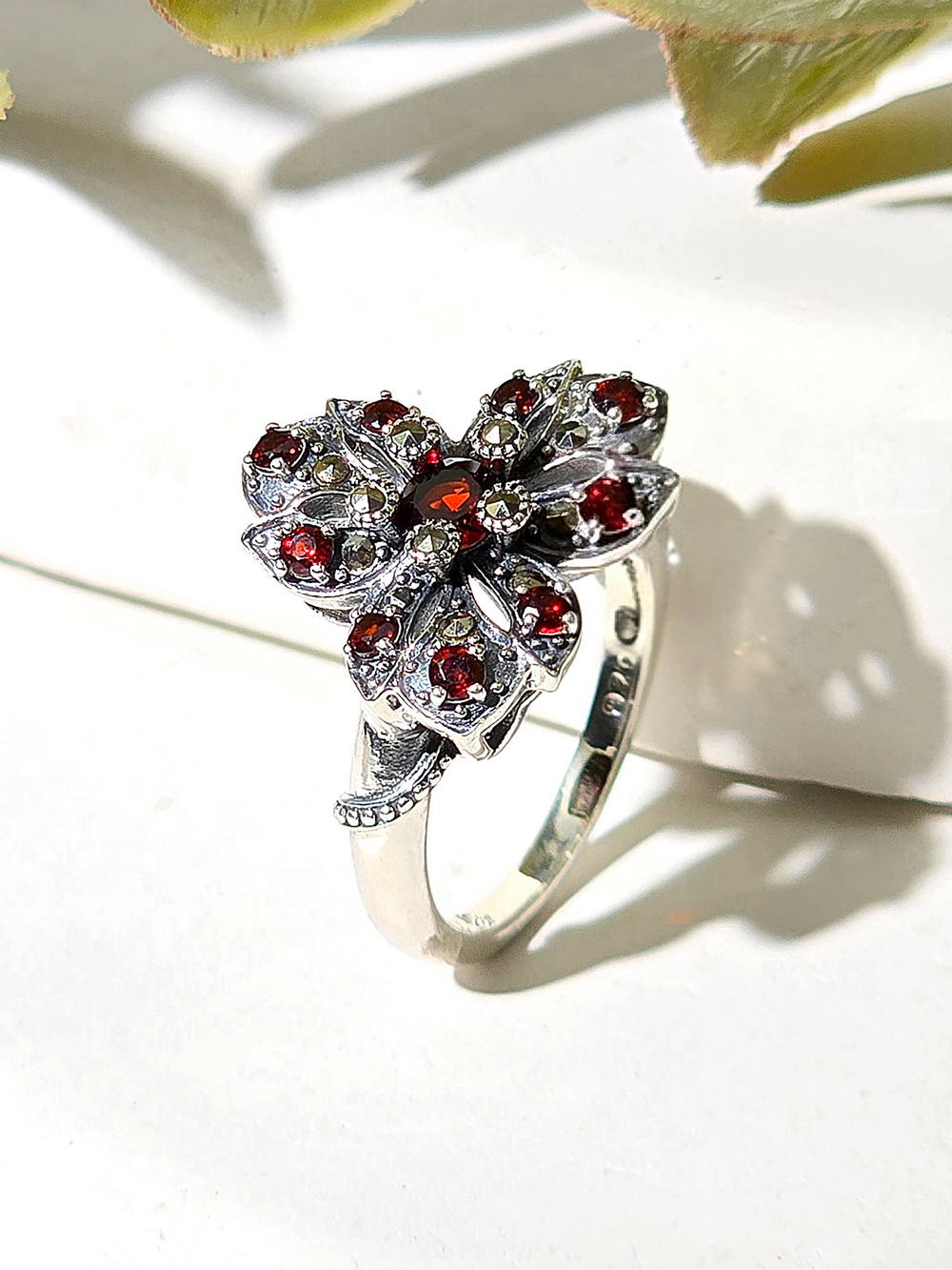 Серебряное кольцо ALEXANDRE VASSILIEV с гранатом и марказитами Swarovski