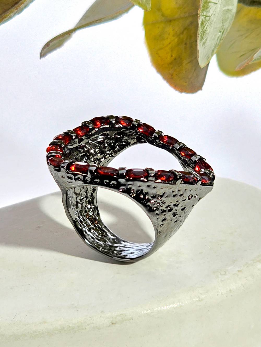 Серебряное кольцо с гранатом