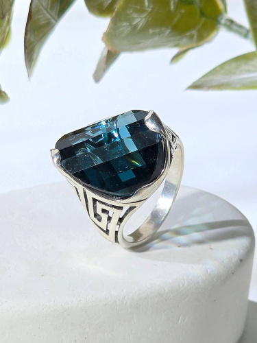 Серебряное кольцо с синтетическим кварцем