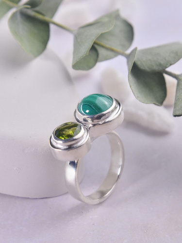 Серебряное кольцо ETERI с малахитом и хризолитом