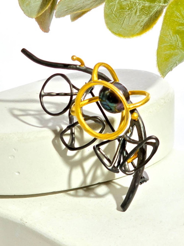 Серебряная брошь с жемчугом