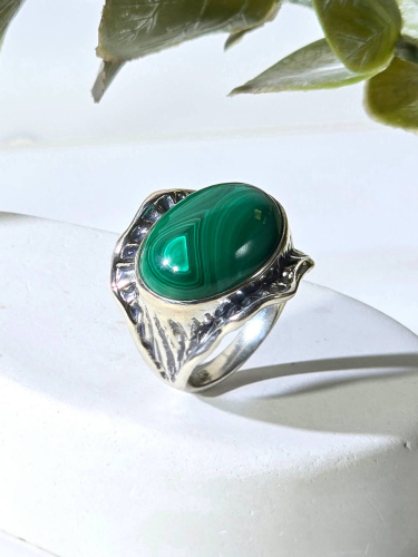 Серебряное кольцо ETERI с малахитом