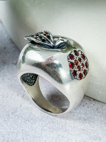 Серебряное кольцо ETERI с гранатом