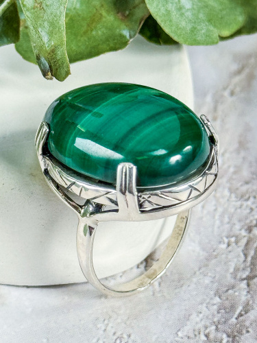 Серебряное кольцо ETERI с малахитом