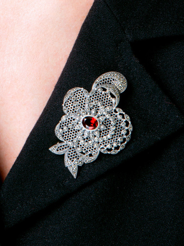 Серебряная брошь ALEXANDRE VASSILIEV с гранатом и марказитами Swarovski