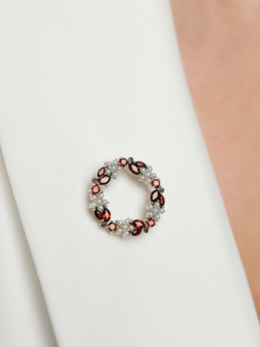 Серебряная брошь ALEXANDRE VASSILIEV с гранатом, микрожемчугом и марказитами Swarovski