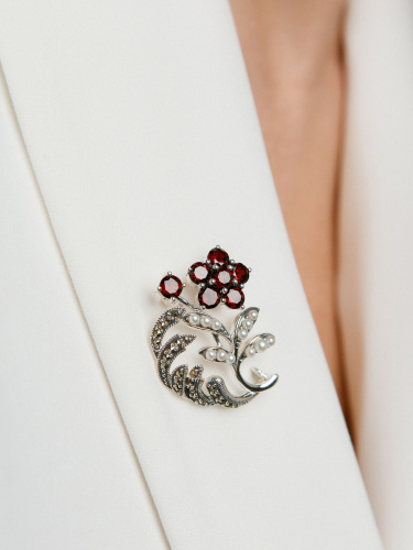 Серебряная брошь ALEXANDRE VASSILIEV с гранатом, микрожемчугом и марказитами Swarovski
