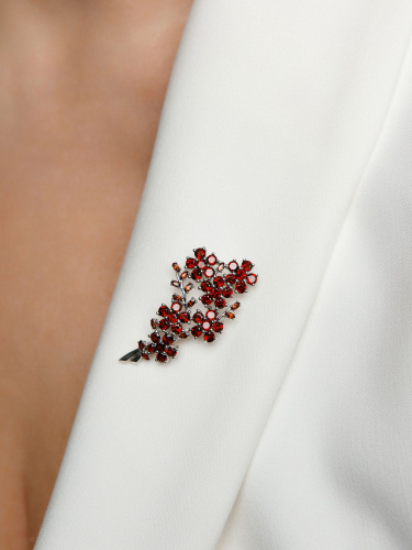 Серебряная брошь ALEXANDRE VASSILIEV с гранатом и марказитами Swarovski