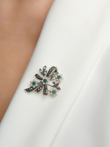 Серебряная брошь ALEXANDRE VASSILIEV с зеленым агатом, марказитами Swarovski и микрожемчугом