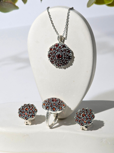 Кулон на цепи ALEXANDRE VASSILIEV с гранатами и марказитами Swarovski