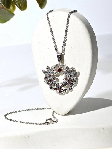 Кулон на цепи ALEXANDRE VASSILIEV с гранатами и марказитами Swarovski