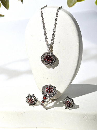 Кулон на цепи ALEXANDRE VASSILIEV с гранатами и марказитами Swarovski