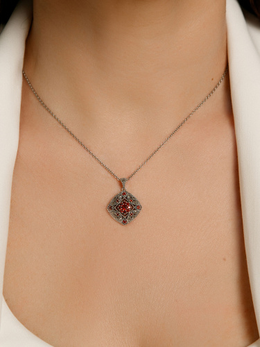 Кулон на цепи ALEXANDRE VASSILIEV с гранатами и марказитами Swarovski