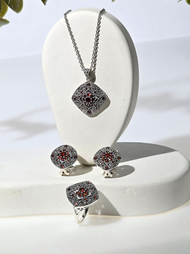 Кулон на цепи ALEXANDRE VASSILIEV с гранатами и марказитами Swarovski