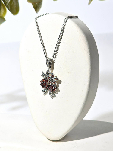 Кулон на цепи ALEXANDRE VASSILIEV с гранатами и марказитами Swarovski