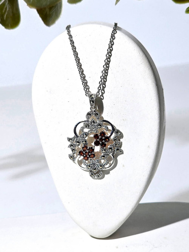 Кулон на цепи ALEXANDRE VASSILIEV с гранатами и марказитами Swarovski