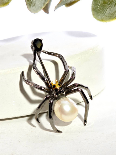 Серебряная брошь с жемчугом и шпинелью