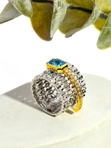 Серебряное кольцо с топазами